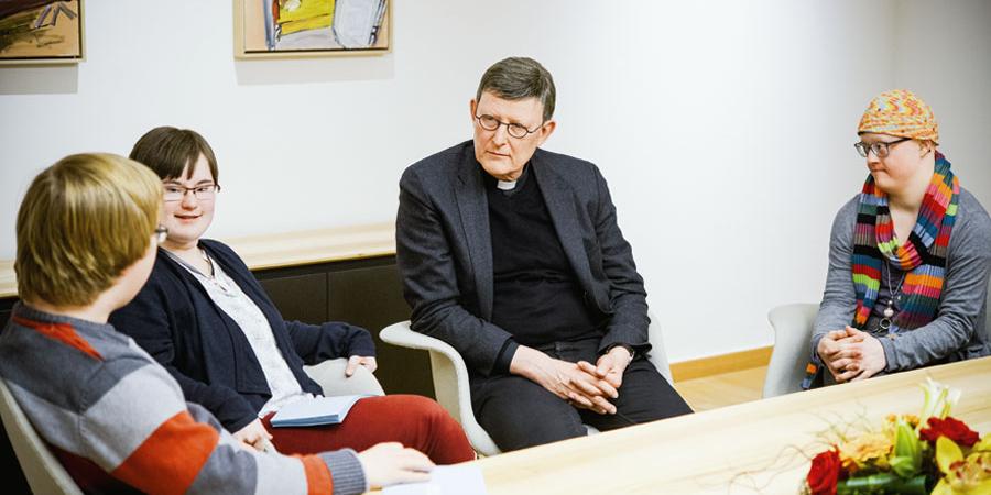 Kardinal Woelki 2016 im Gespräch mit Redakteuren des Magazins 'Ohrenkuss', das von Menschen mit Down-Syndrom geschrieben wird.