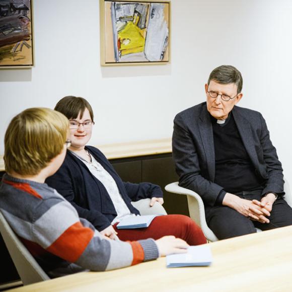 Kardinal Woelki 2016 im Gespräch mit Redakteuren des Magazins 'Ohrenkuss', das von Menschen mit Down-Syndrom geschrieben wird.