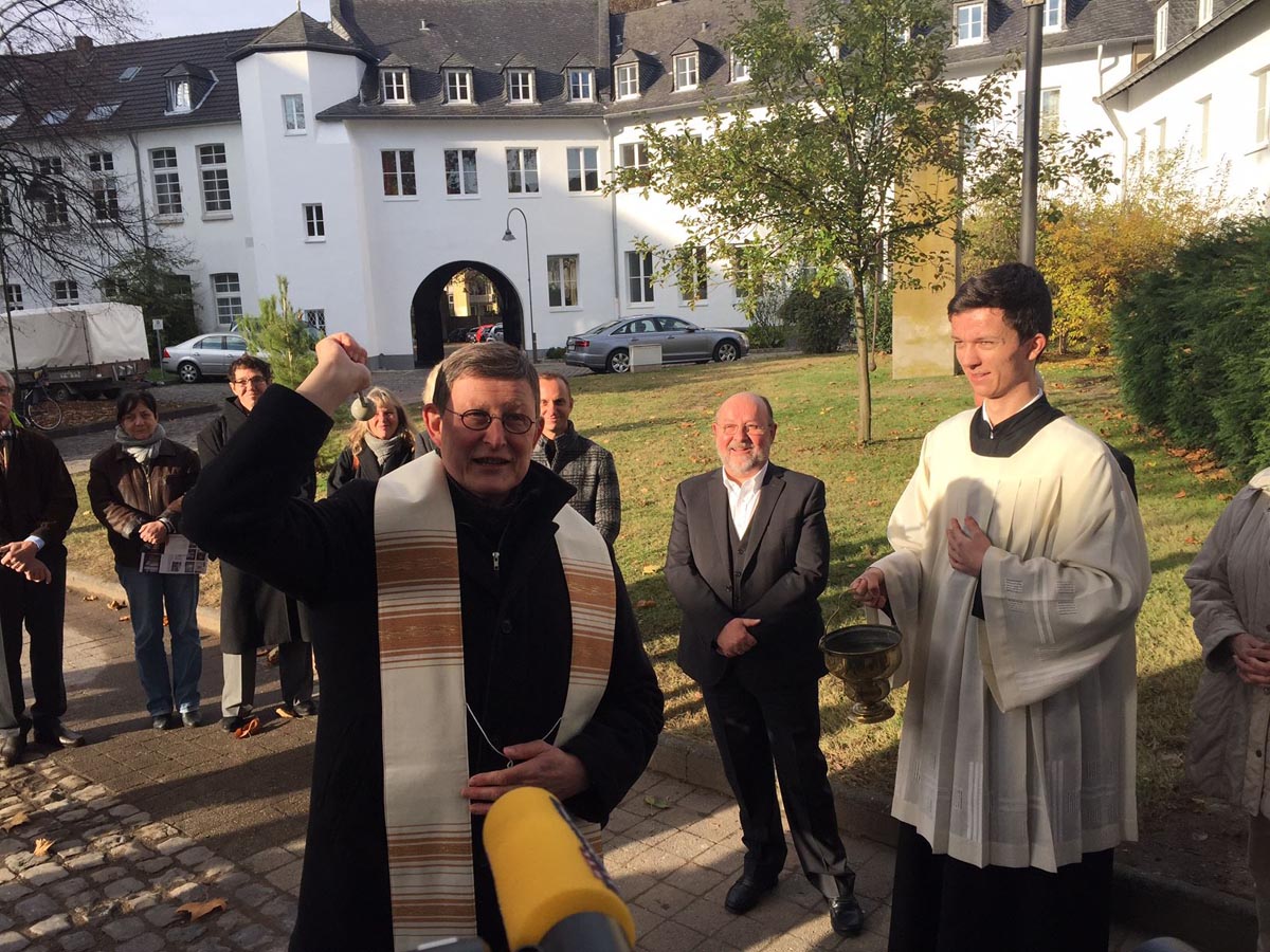 Kardinal Woelki Segnet Wohnanlage St Pantaleon Erzbistum Koln