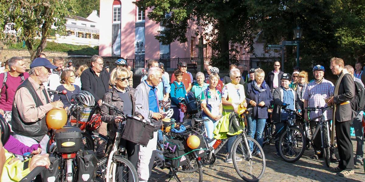 Generalvikar Meiering spendet den 80 Radlerinnen und Radlern den Reisesegen.