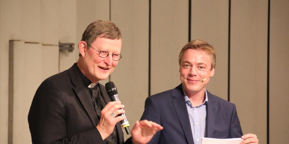 Zu Beginn der Veranstaltung begrüßte Kardinal Rainer Maria Woelki die Zuhörer aus den Gemeinden und erinnerte an die Leitgedanken seines Hirtenbriefes. Neben ihm Moderator Dr. Ansgar Mayer.