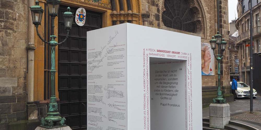 Das Portal der Barmherzigkeit vor dem Bonner Münster
