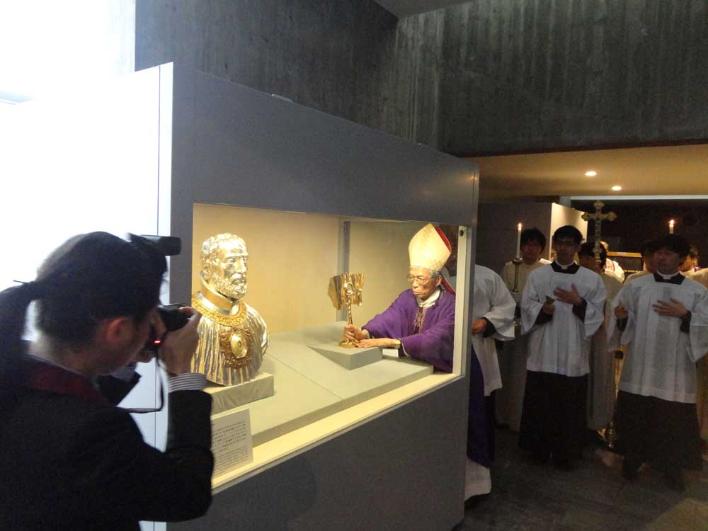 Erzbischof Okada positioniert die Reliquie der Heiligen drei Könige neben der Reliquienbüste des Hl. Franz Xavier.