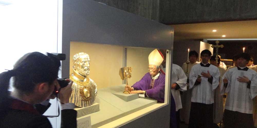 Erzbischof Okada positioniert die Reliquie der Heiligen drei Könige neben der Reliquienbüste des Hl. Franz Xavier.