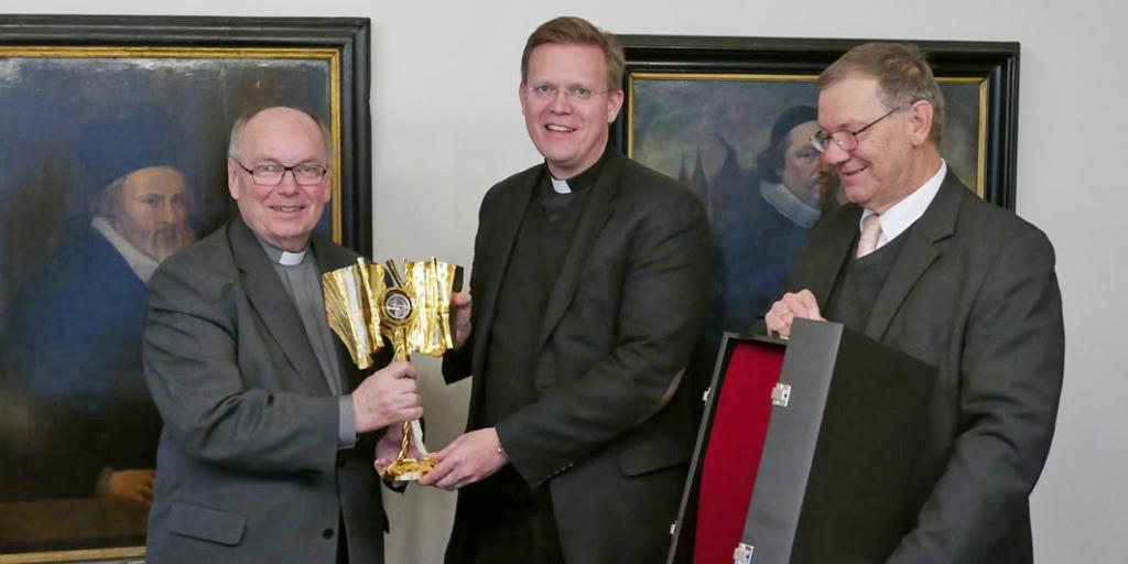 Generalvikar Dominik Meiering (mitte) und Dompropst Gerd Bachner (links) mit der Drei Königen Reliquie, rechts: Dr. Rudolf Solzbacher