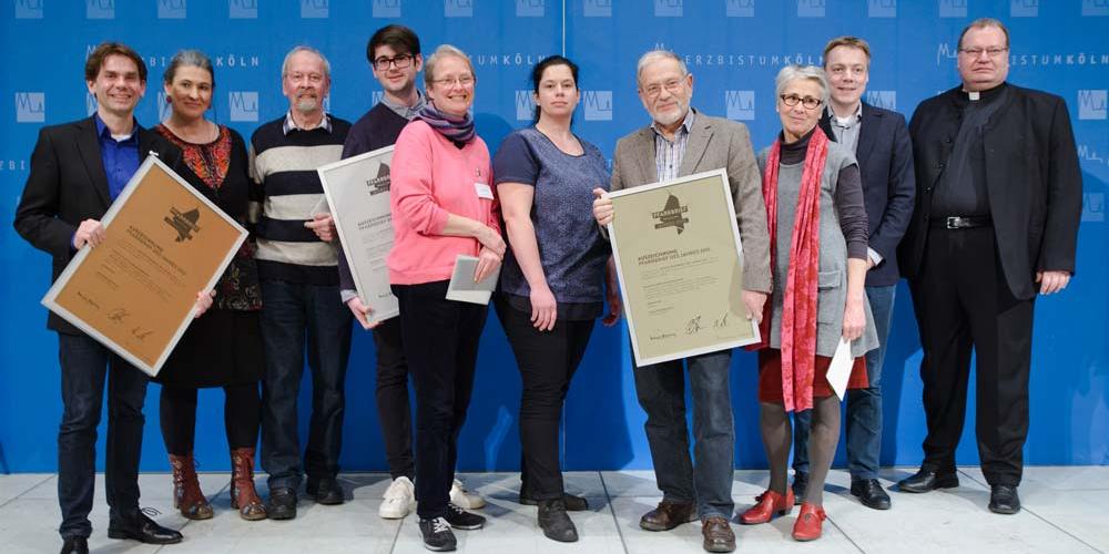 Der stellvertretende Generalvikar des Erzbistums Köln Monsignore Markus Bosbach (1.v.r.) mit den Preisträgern des Wettbewerbs 'Pfarrbrief des Jahres 2015' in der Kategorie Gold (Redaktion 'fünfkant'- Waldbröl), der Kategorie Silber (Redaktion 'DOPPELPUNKT' - Meerbusch-Büderich) und der Kategorie Bronze (Redaktion 'wir' - Düsseldorf) und dem Kommunikationsdirektor des Erzbistums Köln Dr. Ansgar Mayer (2.v.r.).