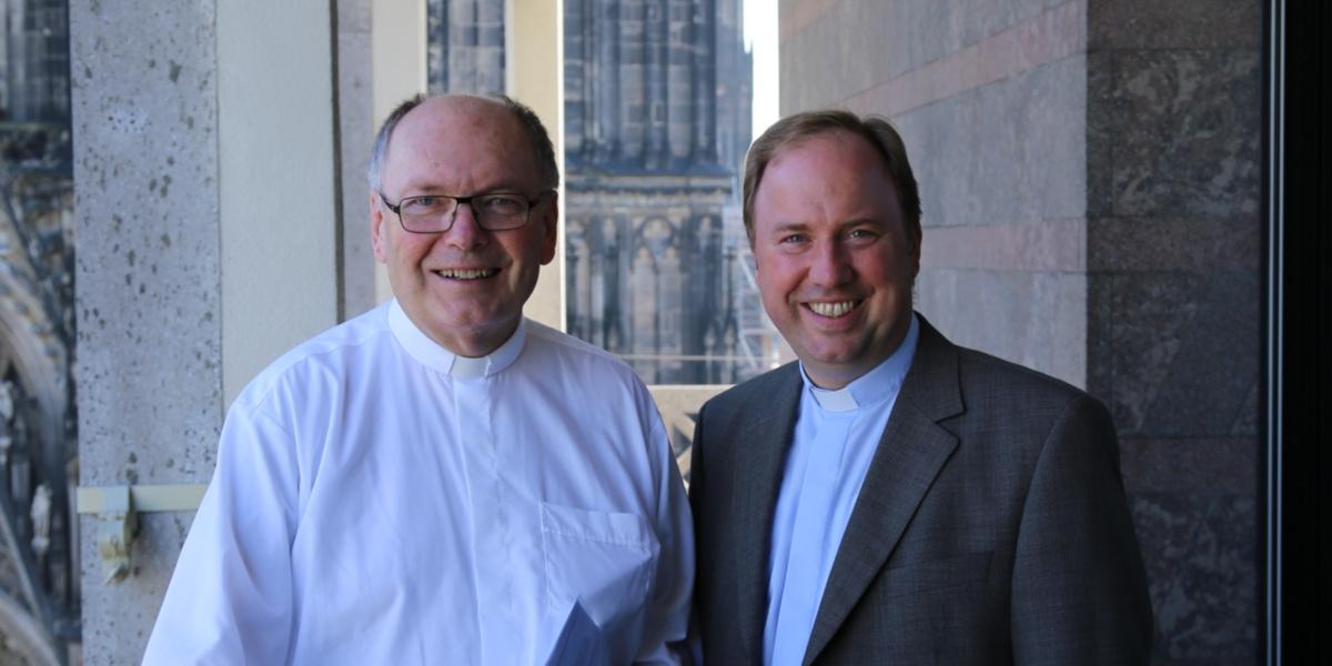 Dompropst Gerd Bachner und Stadtdechant Monsignore Robert Kleine bei der Vorstellung des Domwallfahrtprogramms