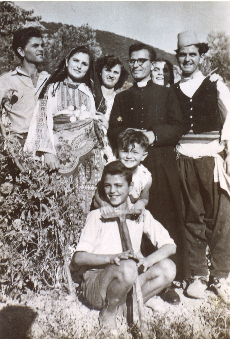 Pfarrer Marxen in der Mitte von Gemeindemitgliedern in Albanien