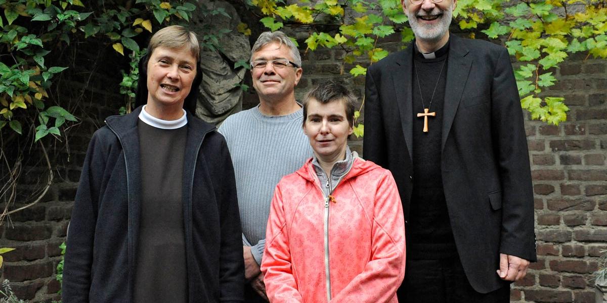 Obdachlosenseelsorgerin Schwester Franziska, die beiden Teilnehmenden Rainer Wissmann und Gerti Wirtz und Weihbischof Ansgar Puff (v.l.) freuen sich auf die gemeinsame Wallfahrt nach Rom.