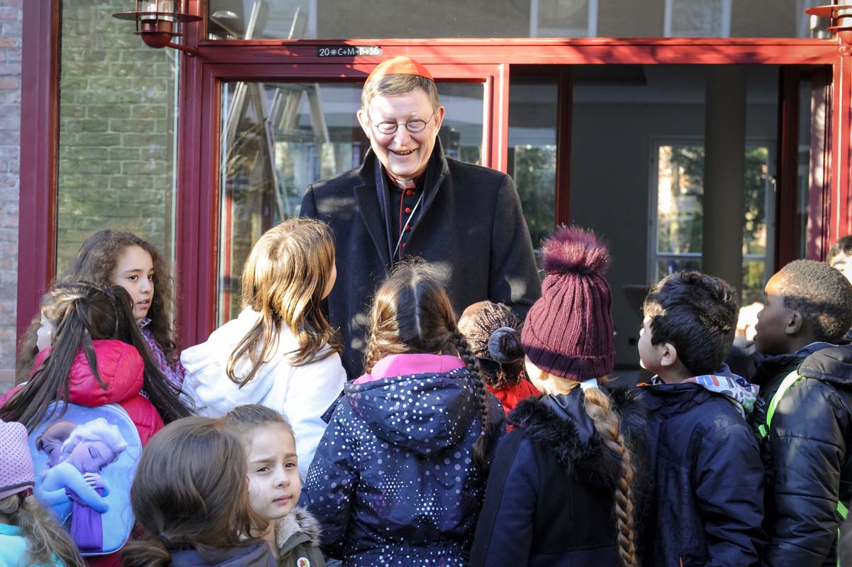 Vingster Schuler Schmucken Weihnachsbaum Von Kardinal Woelki