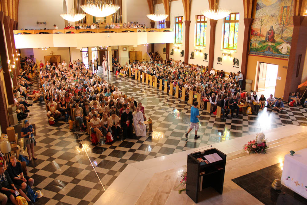 Jugendliche aus den Bistümern Trier und Köln hören die Katechese von Kardinal Woelki.