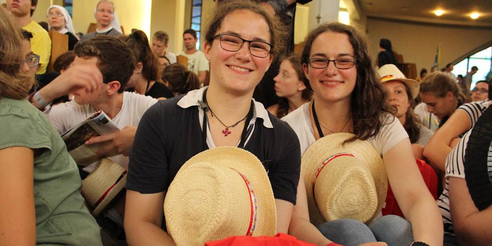 Barbara und Andrea Pauli, beide 19, aus Köln-Lövenich bei der Jugendvesper für die deutschen Pilger