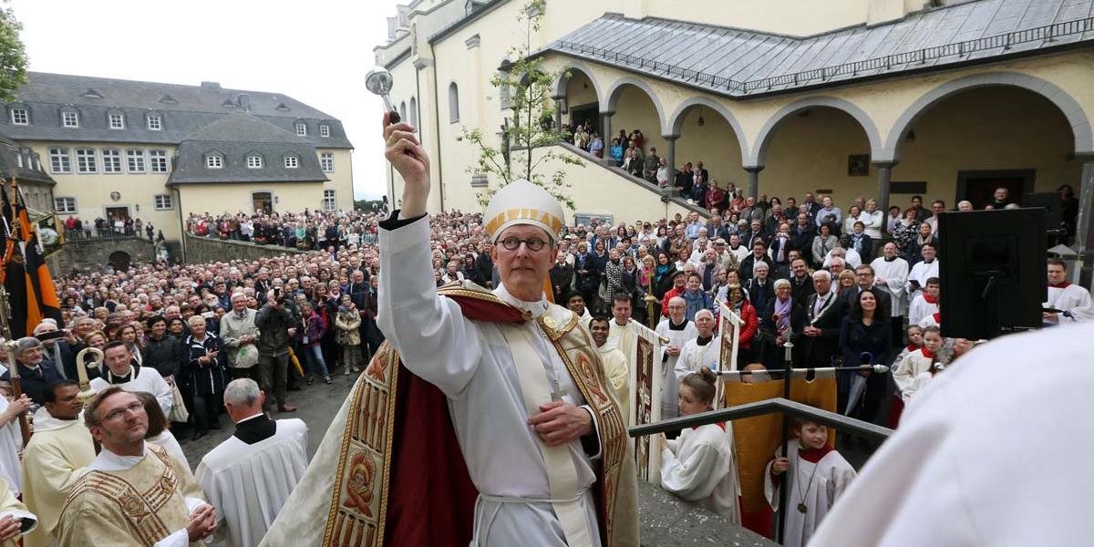 Kardinal Rainer Maria Woelki segnet das KSI auf dem Michaelsberg ein.