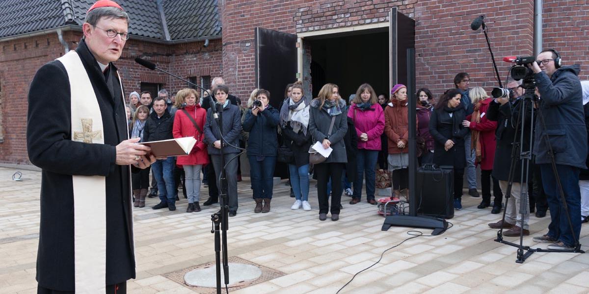 Der Kölner Erzbischof Rainer Maria Kardinal Woelki spricht bei der Eröffnung des Klarissenklosters ein Gebet