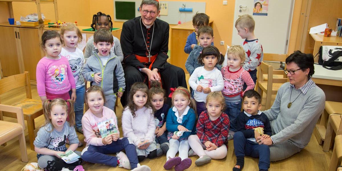 Der Kölner Erzbischof Rainer Maria Kardinal Woelki besucht Kinder in der inklusiven Kita Maria Hilf in Köln-Kalk.