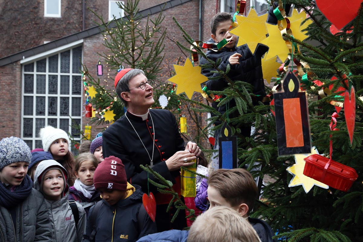 Kinder schmücken Weihnachtsbaum bei Kardinal Woelki Erzbistum Köln