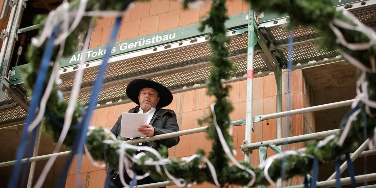 Zimmermann Georg Schmitz spricht während des Richtfestes am Klarissenkloster in Köln Kalk