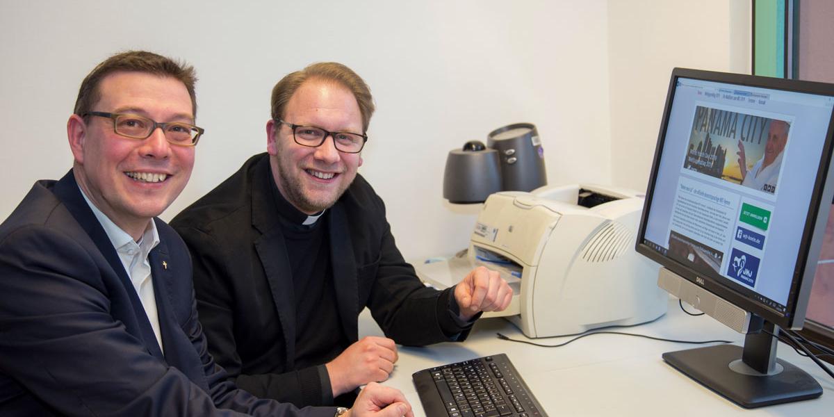 Diözesanjugendseelsorger Pfarrer Tobias Schwaderlapp und BDKJ-Präses Pfarrer René Fanta melden sich online zum WJT2019 an.
