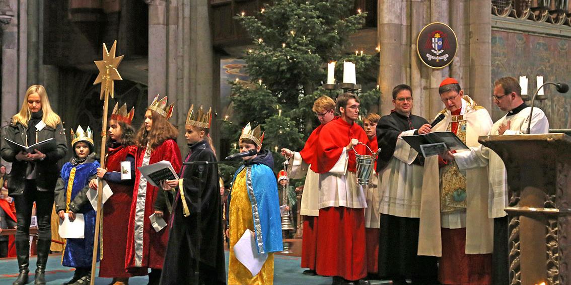 Während des Aussendungsgottesdienstes segnet der Kölner Erzbischof Rainer Maria Kardinal Woelki die Werkzeuge der Sternsinger, nämlich Kreide, Stern und Weihrauch.