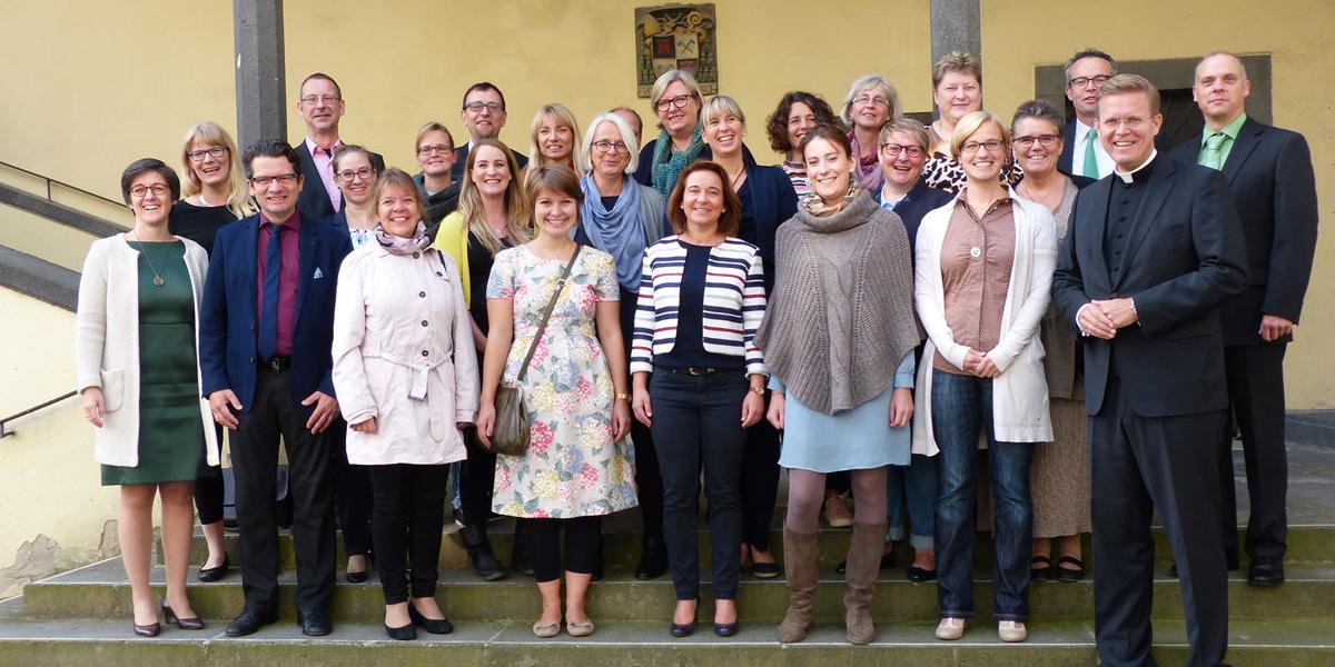 Generalvikar Dr. Dominik Meiering (v.r.) und Frau Dr. Bernadette Schwarz-Boenneke (l.) mit den Absolventen des Qualifizierungskurses Schulpastoral und Organisatoren des Kurses.