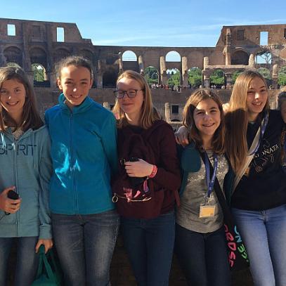 Schülerinnen der Bonner Liebfrauenschule besuchen das Kollosseum in Rom