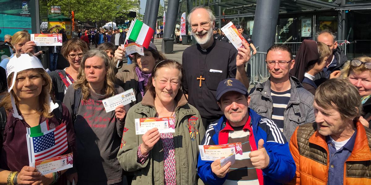 150 Obdachlose sind mit Weihbischof Ansgar Puff bei der Eishockey-Weltmeisterschaft