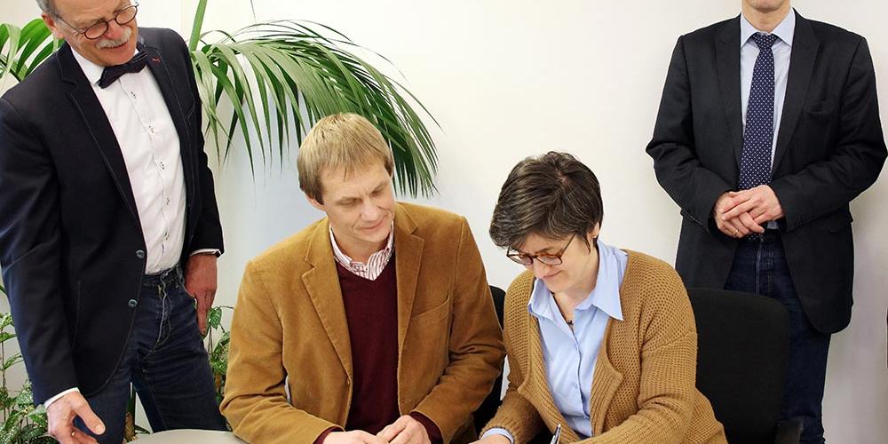 Unterzeichnung des Kooperationsvertrags mit der Humboldt-Universität Berlin. v.l.: Hinnerk Dreyer , Prof. Dr.Thomas Koinzer, Dr. Bernadette Schwarz-Boenneke, Stefan Koch