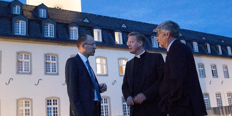 Die Beleuchtung der Abteikirche auf dem Siegburger Michalesberg wurde von Generalvikar Dominik Meiering (Mitte) wieder eingeschaltet