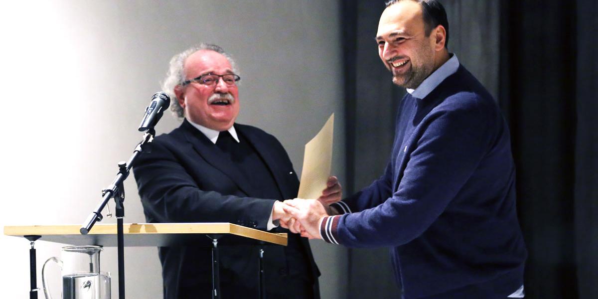 Der Autor und Regisseur Nuran David Calis (r.) hat den Ludwig-Mülheims-Theaterpreis 2017 erhalten. Der Kuratoriumsvorsitzende Prälat Josef Sauerborn (l.) überreicht die Auszeichnung.