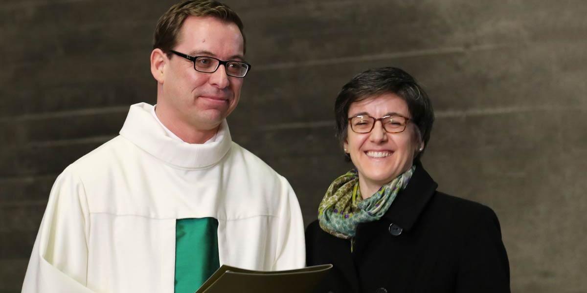 Bernadette Schwarz-Boenneke überreicht Burkhard Hofer seine Ernennungsurkunde.