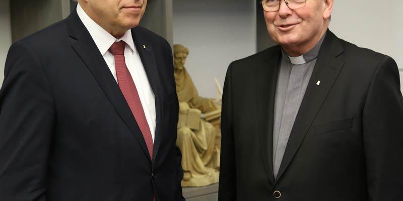 Polizeipräsident Jürgen Mathies und Domapitular Gerd Bachner stellen die neuen Sicherheitsvorkehrungen am Kölner Dom vor.