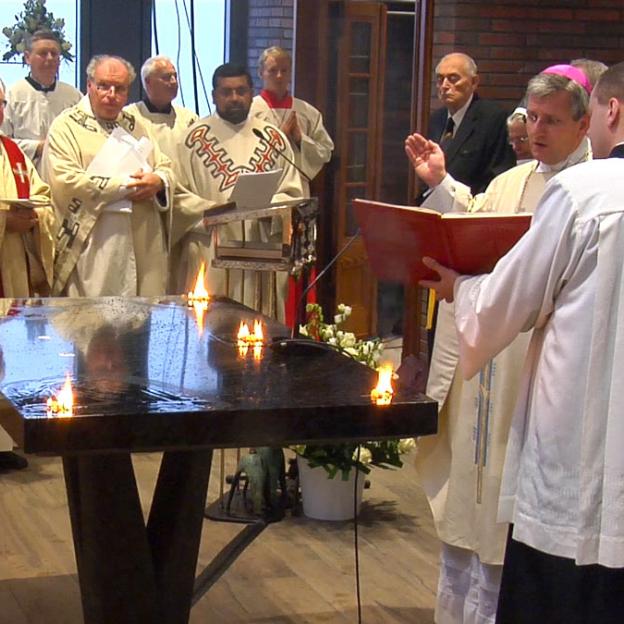 Weihbischof Schwaderlapp weiht einen Altar