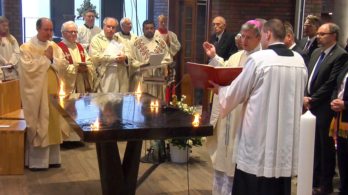 Weihbischof Schwaderlapp weiht einen Altar