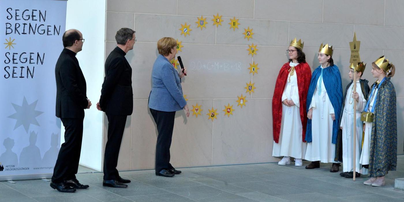 Große Ehre: Die Sternsinger Mara (13), Mira (10) Peter (10) und Louisa (13) aus der Gemeinde St. Martinus Neuss-Holzheim dürfen in diesem Jahr den Segen anschreiben.