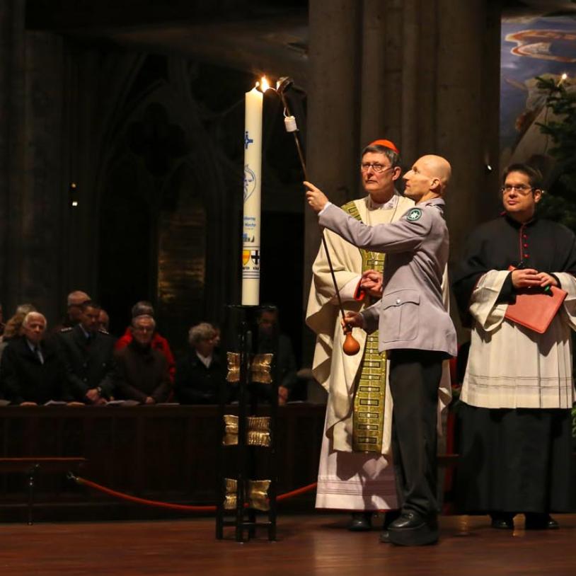 Kardinal Woelki segnete die Weltfriedenskerze, die erst wieder bei einem Feldgottesdienst auf dem Katholikentag in Münster entzündet wird.