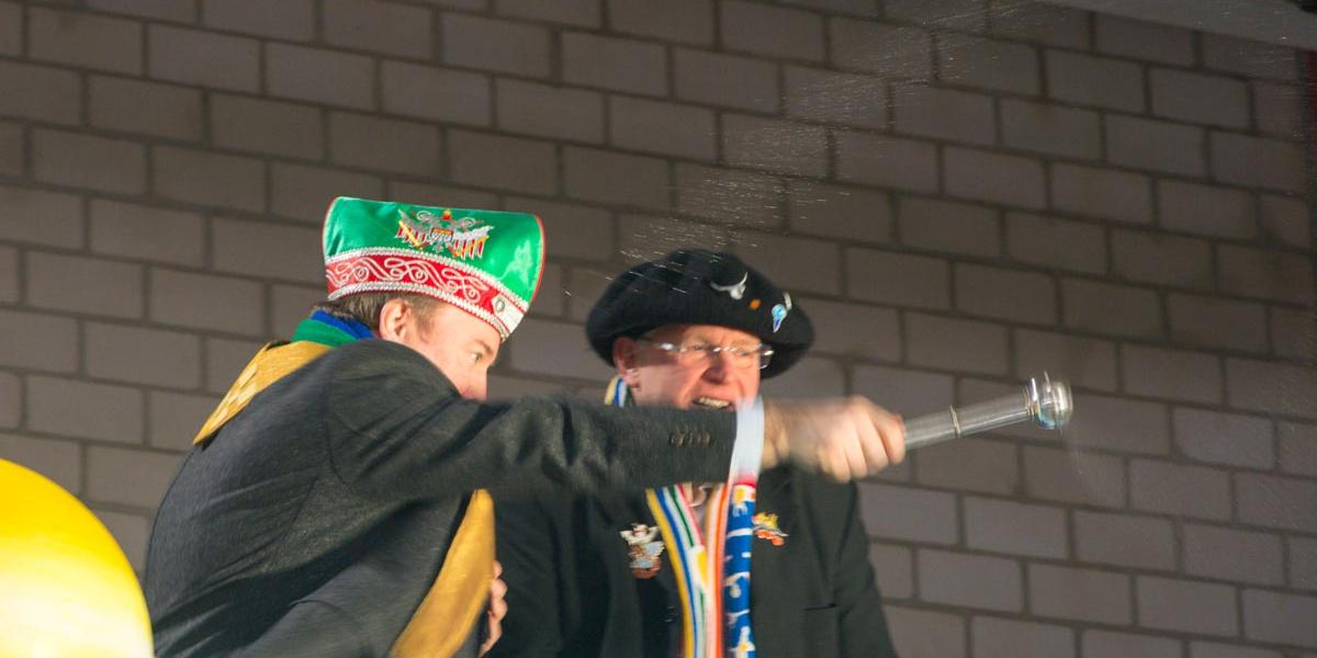 Mit Weihwasser aus dem Kölner Dom segnet Stadtdechant Kleine die Rosenmontagswagen