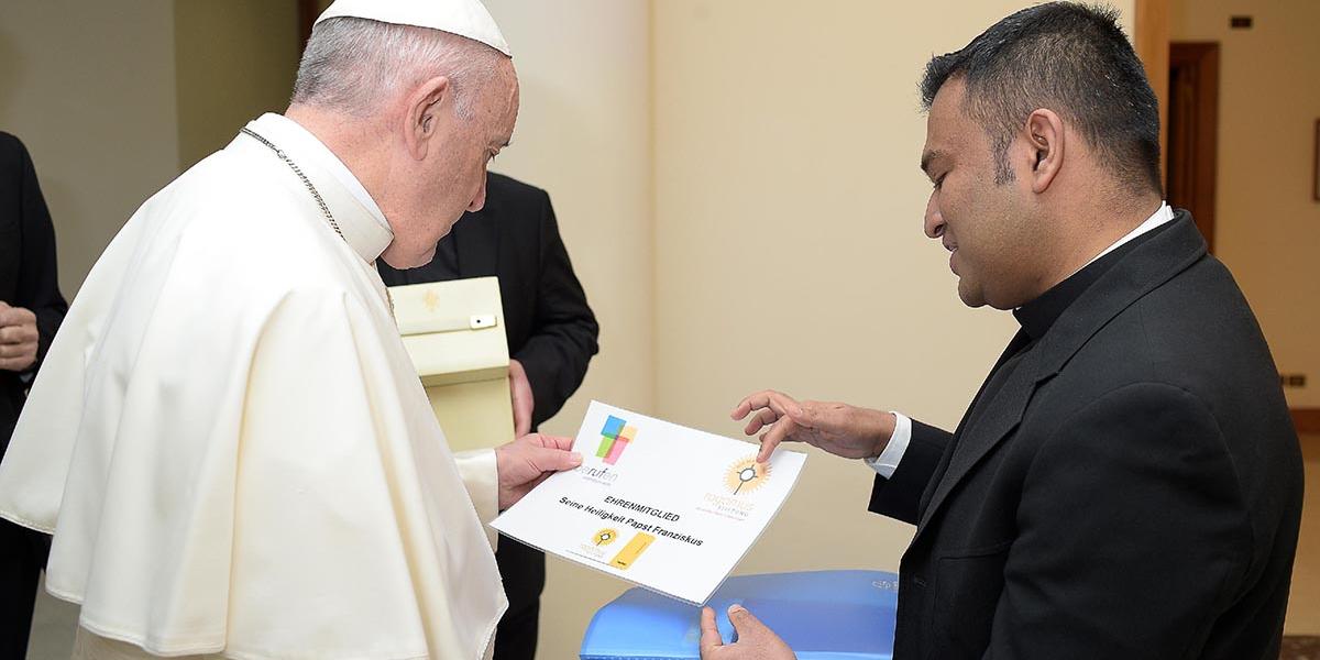 Der Direktor der Diözesanstelle für Berufungspastoral des Erzbistums Köln, Pfarrer Regamy Thillainathan, spricht mit Papst Franziskus über die rogamus-Stiftung.