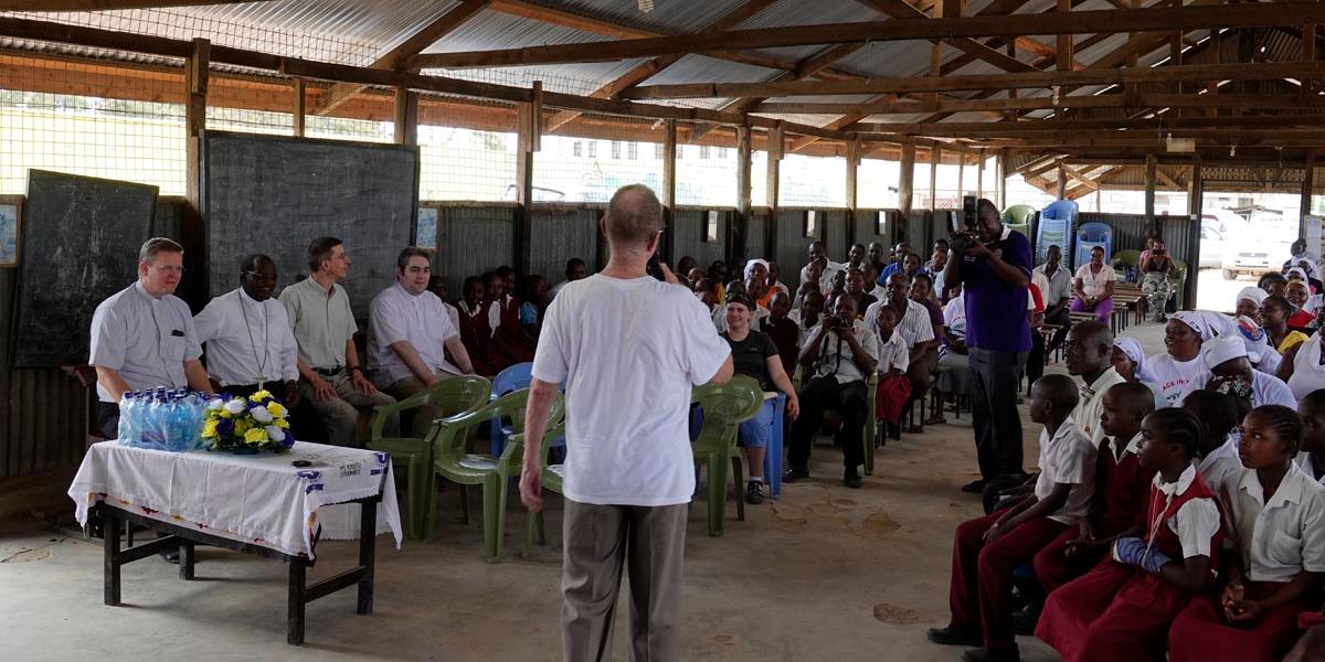 Der Kölner Missionar Pfarrer Uwe Diedrichs begrüßt die Gemeinde in der Jomvu-Kapelle - der Außenstation der Pfarrei