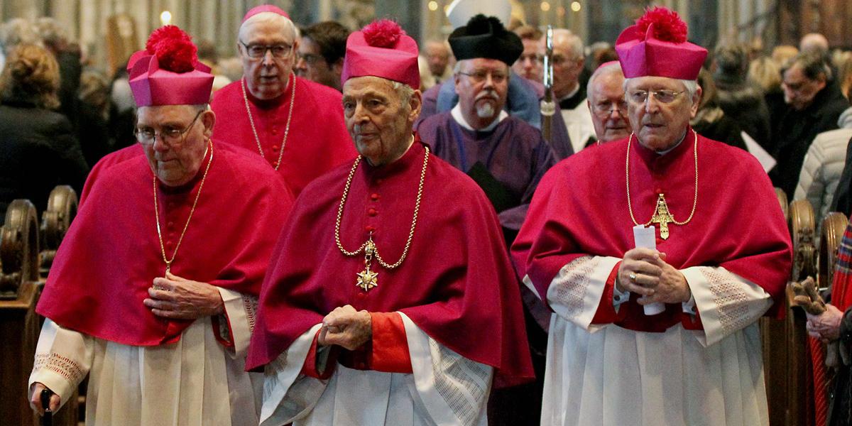 Eisernes Priesterjubiläum feiern Weihbischof em. Klaus Dick (l.) und Prälat Erich Läufer (r.). Rechts im Bild: Weihbischof em. Manfred Melzer.