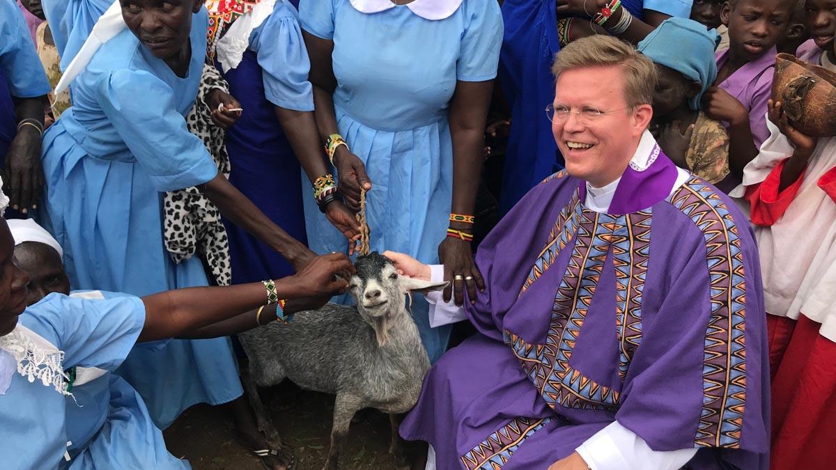 Als Dank für die jahrelange Partnerschaft bekommt der Generalvikar in Vertretung für den Kölner Erzbischof eine Ziege geschenkt.
