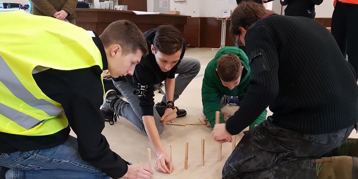 Mit Geschick, Köpfchen und etwas Glück lösten die Messdiensergruppen Denk- oder Geschicklichkeitsaufgaben .