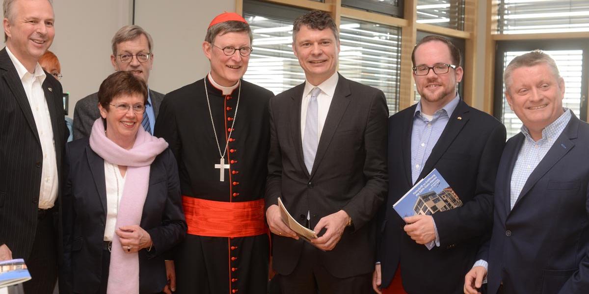In Neuss kennt man sich: Kardinal Woelki mit dem Neusser Kreisdirektor Dirk Brügge, der CDU-Politikerin im Neusser Rat, Anne Holt, dem Landtagsabgeordneten Dr. Jörg Geerlings, Thomas Kaumanns und dem Bundestagsabgeordneten Hermann Gröhe
