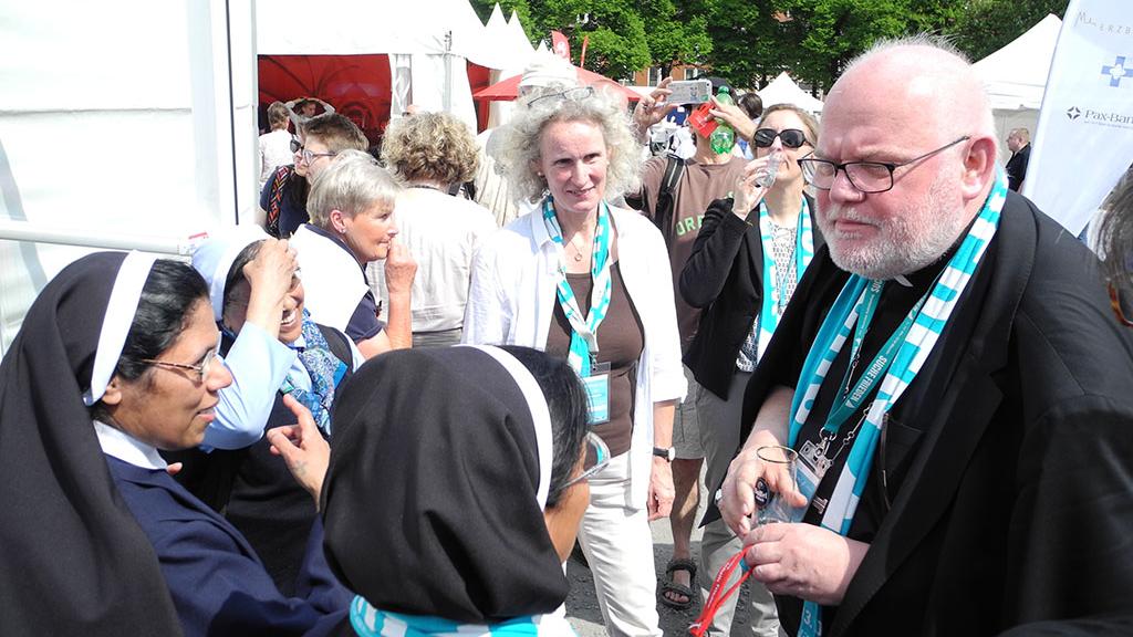 Kardinal Reinhard Marx zu Besuch am Stand des Erzbistums Köln