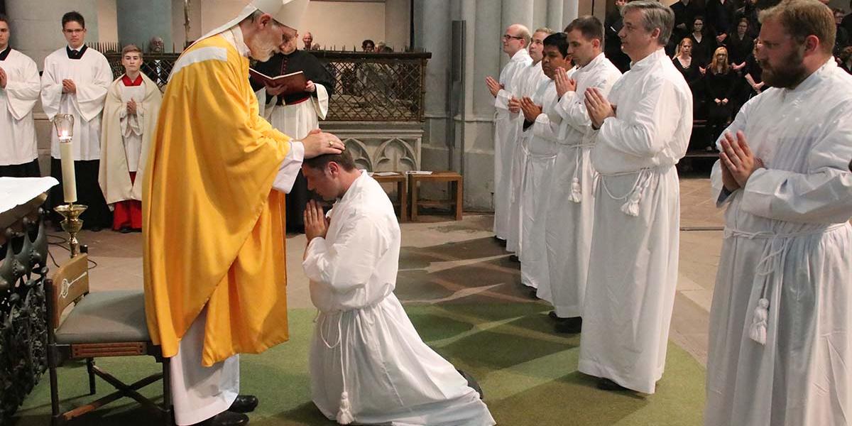 Im Altenberger Dom hat Weihbischof Ansgar Puff sieben Priesteramtskandidaten zu Diakonen geweiht