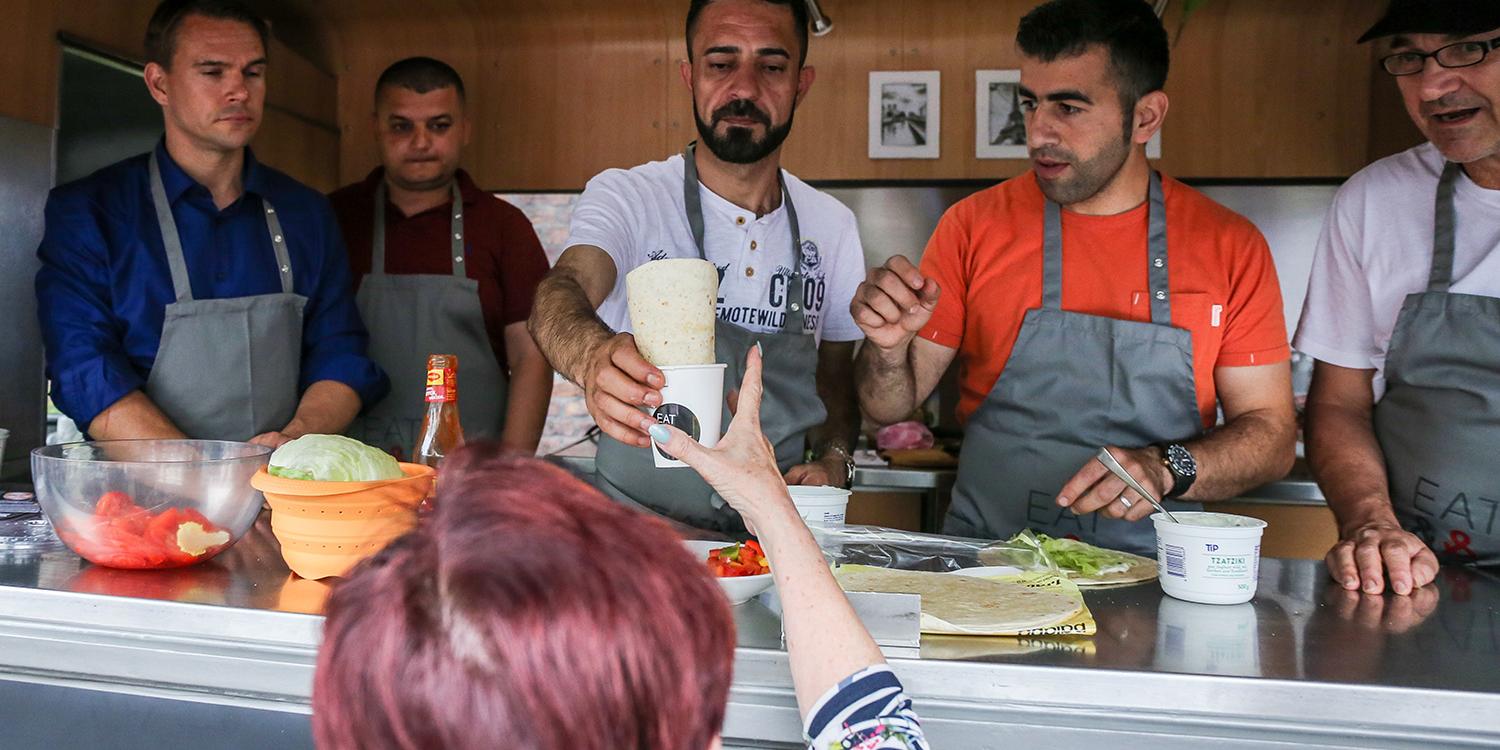 Wirkten bei der Mittagsschicht auf dem Food Truck des Erzbistums Köln mit (von links): Matthias Beck, Mustafa Abo Yousif, Jaafarchick Arkan, Ammar Breik und Stefan Kuntz
