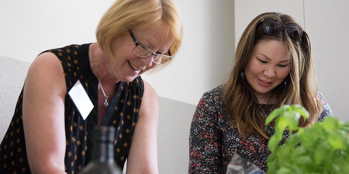 Roswitha Resem (links) und Canan Aksoy (rechts) kochen zusammen im Kochkreis der Caritas Düsseldorf