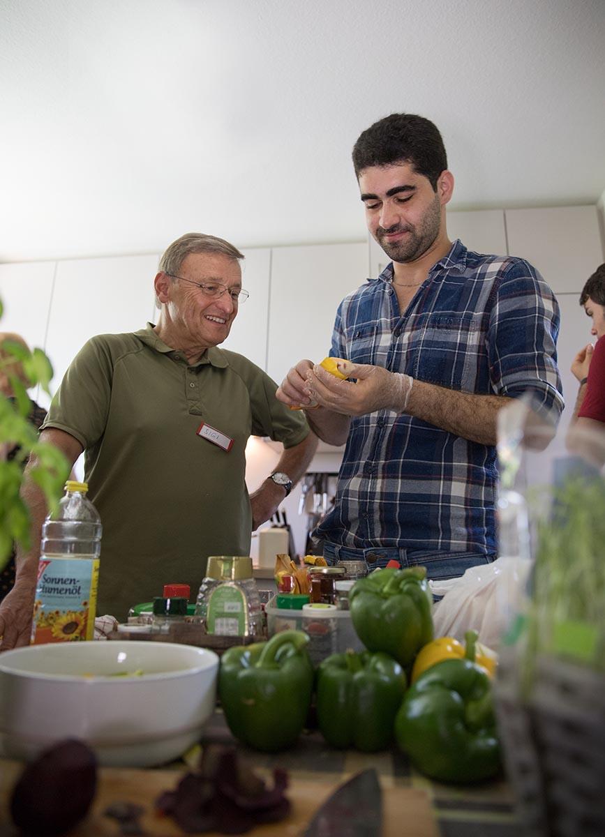 Sigmund Andrisek (links) engagiert sich ehrenamtlich im Kochkreis der Caritas Düsseldorf. Josef Elshayeb (rechts) kocht ebenfalls mit der Gruppe und hat mittlerweile eine Ausbildung zum Koch begonnen