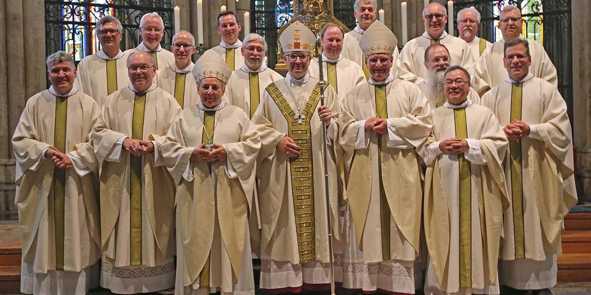 Einige Weihejubilare feierten bereits am Jubiläumstag eine gemeinsame Messe im Kölner Dom