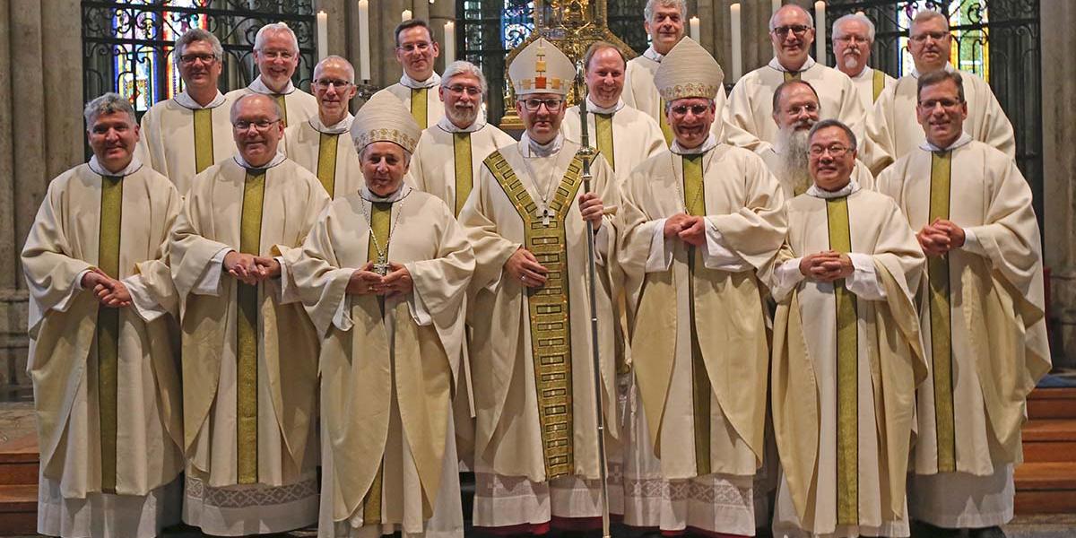 Einige Weihejubilare feierten bereits am Jubiläumstag eine gemeinsame Messe im Kölner Dom