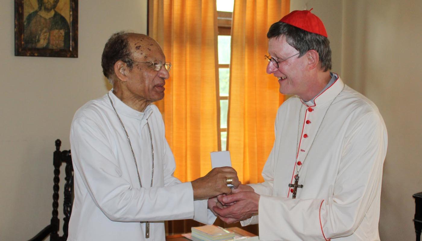 Der Kölner Erzbischof Rainer Maria Kardinal Woelki mit Kardinal Oswald Carcias im Priesterseminar in Mumbai.